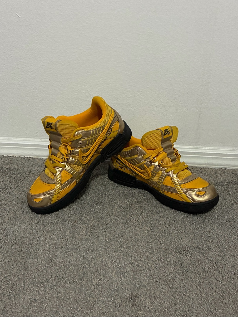 Nike Men’s Low-Top Sneakers in Yellow and Metallic Gold